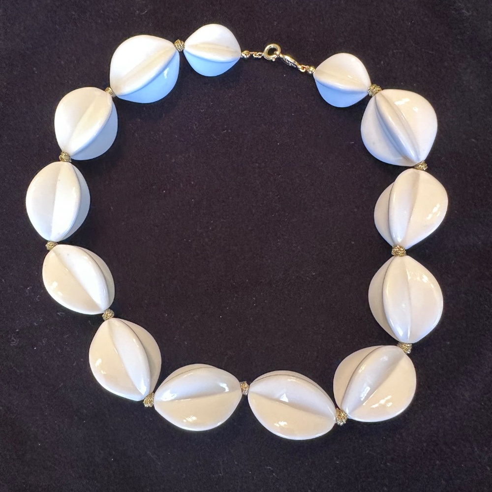 Vintage Signed Napier Chunky White Statement Necklace 16.5" - Picture 4 of 6